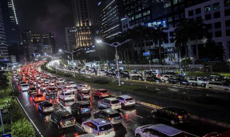 Sejumlah kendaraan terjebak kemacetan di Jalan Jenderal Sudirman, Jakarta, Senin (16/3/2020)