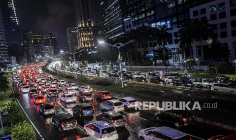 Sejumlah kendaraan terjebak kemacetan di Jalan Jenderal Sudirman, Jakarta, Senin (16/3). Direktorat Lalu Lintas Polda Metro Jaya mencatat, terjadi peningkatan jumlah kendaraan yang melintas di ruas jalan protokol Jakarta saat hari pertama perkantoran beraktivitas kembali pada masa pembatasan sosial berskala besar (PSBB) transisi, Senin (8/6). Peningkatan itu mencapai 94,5 persen.