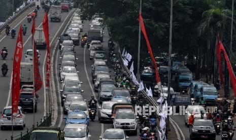 Sejumlah kendaraan terjebak kemacetan di Jalan Kampung Melayu Besar, Jatinegara, Jakarta Timur, Selasa (26/9).