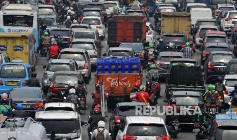 Sejumlah kendaraan terjebak kemacetan di Jalan KH. Abdullah Syafei, Tebet, Jakarta Selatan, Selasa (26/9).