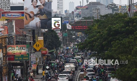 Sejumlah kendaraan terjebak kemacetan di Jalan Margonda Raya, Depok, Jawa Barat, Kamis (12/4). 