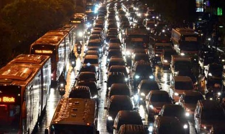 Sejumlah kendaraan terjebak kemacetan di Jalan MH Thamrin, Jakarta Pusat.