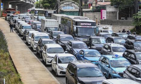   Anggota Komisi V DPR Irwan menyoroti perpanjangan masa libur sekolah yang tujuannya untuk mengurai kemacetan arus balik. Ia berpandangan, kebijakan tersebut menjadi tanda bahwa pemerintah gagal mengantisipasi mudik Lebaran tahun ini.  Tampak sejumlah kendaraan terjebak kemacetan di Jalan Raya Kalimalang, Bekasi, Jawa Barat, Sabtu (7/5/2022). Ruas jalan arteri Kalimalang arah Bekasi terpantau mengalami kepadatan kendaraan hingga sekitar empat kilometer imbas dari diberlakukannya sistem satu jalur (one way) di Tol Jakarta-Cikampek.