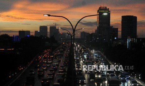 Sejumlah kendaraan terjebak kemacetan di Jalan Tol Lingkar Luar Jakarta, Cilandak, Jakarta Selatan.