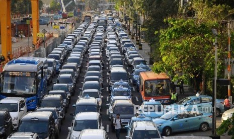 Sejumlah kendaraan terjebak kemacetan di kawasan Bundaran HI, Jakarta, Jumat (10/6). (Republika/Agung Supriyanto)