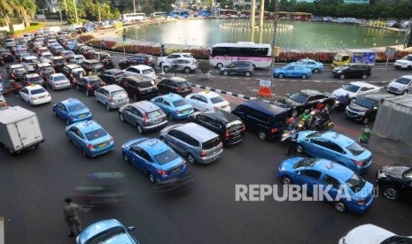 Sejumlah kendaraan terjebak kemacetan di kawasan Bundaran HI, Jakarta. Ilustrasi (Republika/Agung Supriyanto)