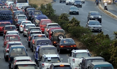 Sejumlah kendaraan terjebak kemacetan di kawasan di persimpangan tol Cileunyi, Bandung, Jawa Barat, Sabtu (25/8). 