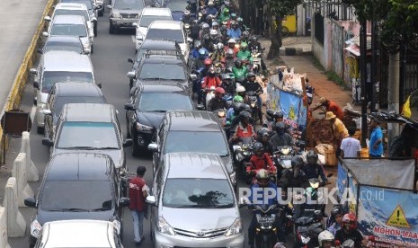 Sejumlah kendaraan terjebak kemacetan di Kawasan Mampang, Jakarta Selatan, Senin (17/4).