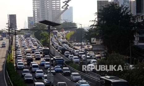  Sejumlah kendaraan terjebak kemacetan di kawasan Pancoran, Jakarta, Jumat (10/6). (Republika/Agung Supriyanto)