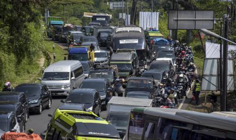 Sejumlah kendaraan terjebak kemacetan di ruas Jalan Nasional III, Nagreg, Kabupaten Bandung, Jawa Barat, Rabu (19/4/2023).