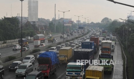  Sejumlah kendaraan terjebak kemacetan di ruas tol Jakarta-Cikampek arah Jakarta di sekitar Cikunir, Rabu (24/2).  (Republika/Edwin Dwi Putranto)