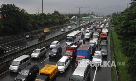  Sejumlah kendaraan terjebak kemacetan di ruas tol Jakarta-Cikampek arah Jakarta di sekitar Jatibening, Rabu (24/2).  (Republika/Edwin Dwi Putranto)