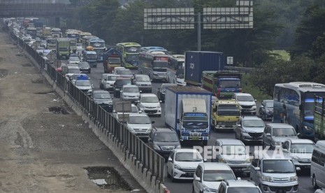 Sejumlah kendaraan terjebak kemacetan di ruas Tol Jakarta-Cikampek KM 37, Cikarang, Bekasi, Jawa Barat, Minggu (10/6).