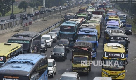 Sejumlah kendaraan terjebak kemacetan di ruas Tol Jakarta-Cikampek KM 37, Cikarang, Bekasi, Jawa Barat, Minggu (10/6).