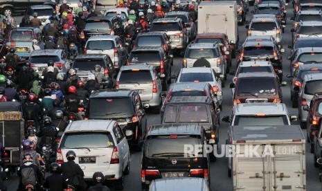 Sejumlah kendaraan terjebak kemacetan di Terusan Casablanca, Kampung Melayu, Jakarta, Senin (18/7)