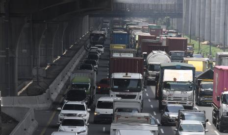 Sejumlah kendaraan terjebak kemacetan di Tol Jakarta-Cikampek, Bekasi, Jawa Barat. ilustrasi. PT Jasa Marga (Persero) kembali memperbaiki jalan dua arah Tol Jakarta-Cikampek mulai awal pekan depan.