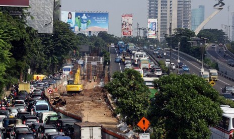 Kemacetan di Jalan Gatot Subroto, Pancoran, Jakarta Selatan. Selain pembangunan, jumlah kendaraan yang terus bertambah juga menyumbang kemacetan di Ibu Kota. Pemerintah Provinsi DKI Jakarta pun melakukan berbagai upaya pembatasan kendraaan, di antaranya kewajiban kepemilikan garasi bagi pemilik kendaraan bermotor.