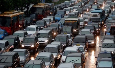  Sejumlah kendaraan terjebak kemacetan ketika hujan deras mengguyur kawasan Jalan Thamrin, Jakarta, Jumat (21/12).   (Republika/Prayogi)