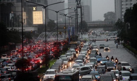 Pouring rain in Jakarta causes traffic jam in some main streets. (illustration)