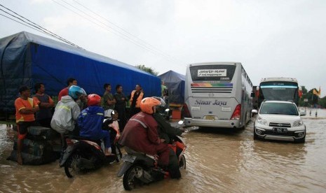  Sejumlah kendaraan terjebak kemacetan panjang di ruas jalur Pantura Kandanghaur, Indramayu, Jawa Barat, Ahad (19/1). 