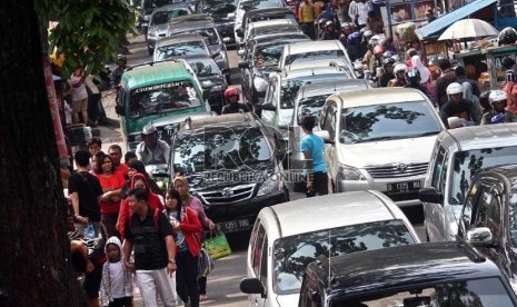  Sejumlah kendaraan terjebak kemacetan saat melintasi kawasan toko 