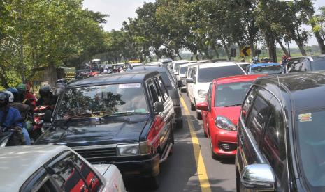 Sejumlah kendaraan terjebak kemacetan saat mulai adanya arus balik Lebaran di jalan raya Perak, Kabupaten Jombang. Jasamarga Transjawa Tollroad (JTT) Regional Division mencatat terjadinya kenaikkan volume kendaraan yang kembali ke Surabaya melalui Gerbang Tol (GT) Warugunung dan Kejapanan Utama pada Rabu (4/5). Tercatat ada sebayak 80.798 kendaraan yang kembali ke Surabaya melalui GT Warugunung dan Kejapanan Utama.