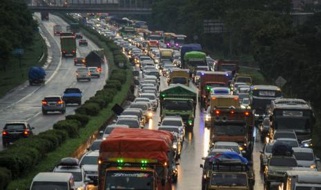 Sejumlah kendaraan terjebak kemacetan di jalan tol (ilustrasi). Kementerian Perhubungan (Kemenhub) melalui Direktorat Jenderal Perhubungan Darat memprediksikan potensi pergerakan masyarakat yang akan melakukan mudik pada libur Natal 2022 dan Tahun Baru 2023 mencapai 60,6 juta orang.