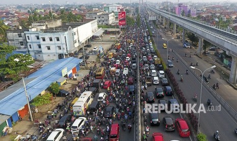 [Dokumentasi] Sejumlah kendaraan terjebak macet di Jalan Mayjen HM Ryacudu Palembang, Sumatera Selatan.