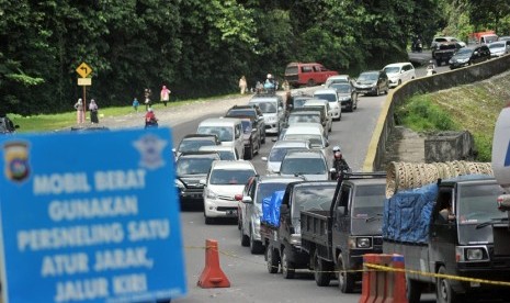 Sejumlah kendaraan terjebak macet di Jalan Raya Padang - Bukittinggi, Lembah Anai, Tanah Datar, Sumatera Barat