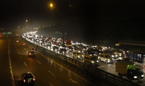 Sejumlah kendaraan terjebak macet di ruas tol bekasi barat menuju cikampek, Sabtu (27/8) dinihari. Arus kendaraan mudik terus memadati tol Cikampek, Karawang, Jabar, dan sebagian besar kendaraan, baik mobil pribadi maupun bus, berduyun-duyun menuju jalur P