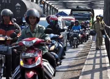 Sejumlah kendaraan terjebak macet saat akan melintasi jembatan kali Pemali di jalur Pantura, Brebes, Jateng.