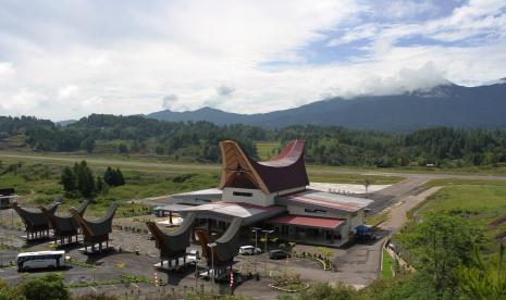 Sejumlah kendaraan terparkir di area Bandar Udara Toraja di Kecamatan Mengkendek, Kabupaten Tana Toraja, Sulawesi Selatan, Sabtu (13/8/2022). Bandara yang diresmikan Presiden Joko Widodo pada Maret 2021 tersebut telah melayani penerbangan Makassar-Tana Toraja dan sebaliknya dengan waktu tempuh sekitar satu jam yaitu lebih cepat dibandingkan dengan lewat jalur darat yang mencapai sembilan jam perjalanan sehingga diharapkan dapat mendorong pertumbuhan ekonomi khususnya sektor pariwisata di daerah itu. 