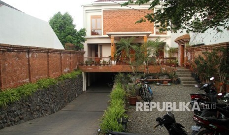 Sejumlah kendaraan terparkir di halaman kediaman Ketua Umum PPP Romahurmuziy, di kawasan Kramat Jati, Jakarta, Jumat (15/3/2019). 