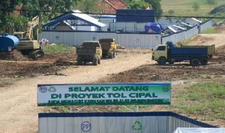   Sejumlah kendaraan terparkir di sekitar proyek pembangunan jalan tol Cikampek-Palimanan (Cipal) di Palimanan, Cirebon, Jawa Barat