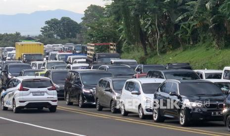 Sejumlah kendaraan wisatawan antre memasuki jalur Puncak, Gadog, Kabupaten Bogor, Jawa Barat, Kamis (11/2/2021). Kepadatan kendaraan wisatawan mulai terlihat menuju kawasan Puncak Bogor jelang libur Tahun Baru Imlek 2572 serta libur akhir pekan. 