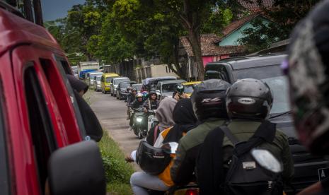 Sejumlah kendaraan wisatawan terjebak kemacetan di Pandeglang, Banten menuju kawasan wisata Pantai Anyer dan Carita. Kapolres Cilegon mengimbau wisatwan Anyer pakai jalur alternatif karena terjadi macet