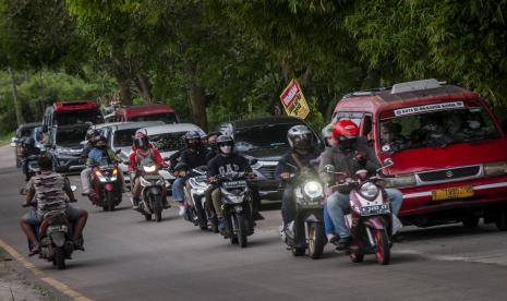 Sejumlah kendaraan wisatawan terjebak kemacetan di Pandeglang, Banten, Selasa (3/5/2022). Kemacetan sekitar lima kilometer tersebut didominasi oleh kendaraan wisatawan yang hendak menuju kawasan wisata seperti Kawasan Ekonomi Khusus (KEK) Tanjung Lesung, Pantai Carita, dan Pantai Anyer. Libur Lebaran, Polisi Buka Tutup Jalan di Anyer