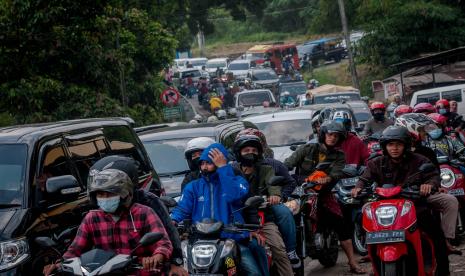 Sejumlah kendaraan wisatawan terjebak macet di Mandalawangi, Pandeglang, Banten, Sabtu (15/5/2021). Kepolisian Resor (Polres) Cilegon, Banten, memutar balik ratusan kendaraan berplat B dan F dari wilayah Jakarta, Bogor, Bekasi dan Tangerang (Jabotabek) yang hendak menuju lokasi wisata pesisir pantai di kawasan Cilegon. 