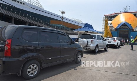 Sejumlah kendaraan yang akan menyeberang ke Pulau Sumatera antre saat akan memasuki kapal roro di Dermaga 6 Pelabuhan Merak, Banten, Sabtu (21/12/2019).