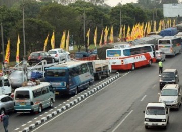 Sejumlah kendaraan yang keluar gerbang Tol Cikampek, Cikopo, Purwakarta, Jabar terjebak macet akibat padatnya kendaraan yang menuju jalur Pantura pada H-6 lebaran, Rabu (24/8). Kini diberlakukan satu arah.