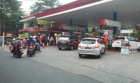 Sejumlah kendaran bermotor mengantre di SPBU Pertamina di kawasan Jakarta Selatan, Rabu (10/10). Pemerintah mengumumkan kenaikan harga BBM jenis Premium menjadi Rp 7.000 per liter.