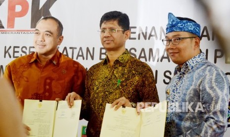 Sejumlah kepala daerah memperlihatkan kesepakatan bersama aplikasi Smart City dan e-Goverment, di Pendopo, Kota Bandung, Rabu (1/11).