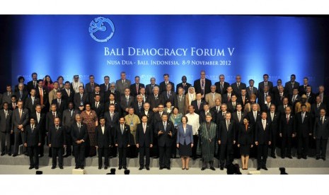  Sejumlah kepala negara berfoto bersama menteri-menteri dan delegasi peserta Bali Democracy Forum (BDF) V di Nusa Dua, Bali, Kamis (8/11).   (Antara/Nyoman Budhiana)