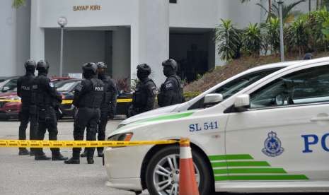 Sejumlah kepolisian bersiaga saat persidangan WNI Siti Aisyah di Mahkamah Sultan Salahudin Abdul Aziz Shah, Shah Alam, Selangor, Malaysia, Kamis (16/8).