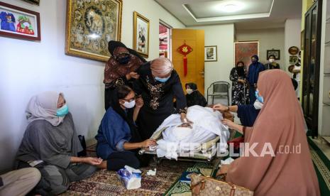 Kesan Rahmad Darmawan tentang Sosok Ricky Yacobi. Sejumlah kerabat dan anggota keluarga membacakan doa di dekat jenazah mantan pemain Timnas sepak bola Indonesia Ricky Yacobi di rumah duka di Pondok Ranji, Kota Tangerang Selatan, Banten, Sabtu (21/11/2020). Ricky Yacobi meninggal dalam usia 57 tahun karena serangan jantung saat bermain sepak bola bersama rekannya pada Sabtu (21/11/2020) pagi. 