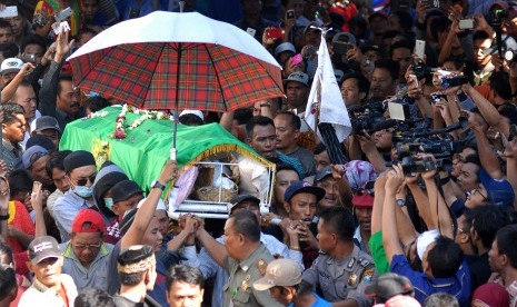 Sejumlah kerabat dan keluarga memanggul peti jenazah terpidana mati kasus penyalahgunaan narkoba berkewarganegaraan Indonesia, Freddy Budiman ke Tempat Pemakaman Umum Mbah Ratu, Surabaya, Jawa Timur, Jumat (29/7). 