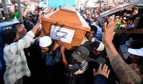 Sejumlah kerabat dan keluarga mengangkat peti berisi jenazah terpidana mati kasus penyalahgunaan narkoba berkewarganegaraan Indonesia, Freddy Budiman ketika tiba dirumah keluarga di Surabaya, Jawa Timur, Jumat (29/7). 