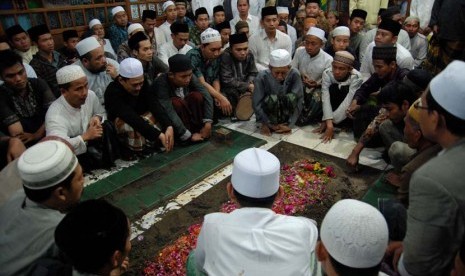  Sejumlah kerabat dan keluarga mengiringi proses pemakaman Rais Aam Pengurus Besar Nahdlatul Ulama (PBNU), Kiai Sahal Mahfudz di kompleks makam Syeikh Ahmad al-Mutamakkin, Kajen, Margoyoso, Pati, Jateng, Jumat (24/1).  (Antara/Andreas Fitri Atmoko)