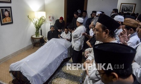  Sejumlah kerabat melaksanakan shalat jenazah KH Salahuddin Wahid atau Gus Sholah di rumah duka, Mampang Prapatan, Jakarta,  Ahad (2/2) malam.