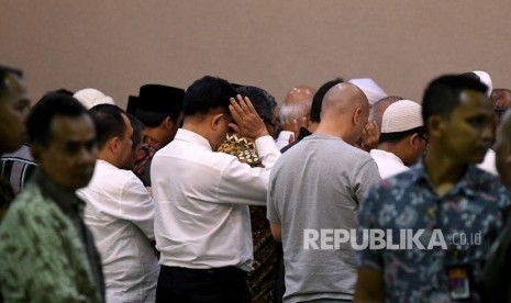 Sejumlah kerabat melakukan shalat jenazah almarhum Presiden ke-3 RI, BJ Habibie di Rumah Jenazah Rumah Sakit Pusat Angkatan Darat (RSPAD) Gatot Soebroto, Jakarta, Rabu (11/10/2019)